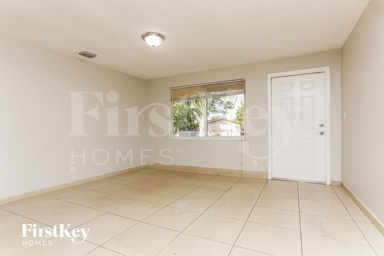 2230 Sw 47th Ave - Photo 7 of 15