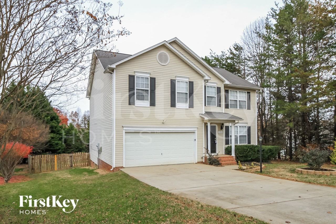 196 Huron Ct - Photo 2 of 15