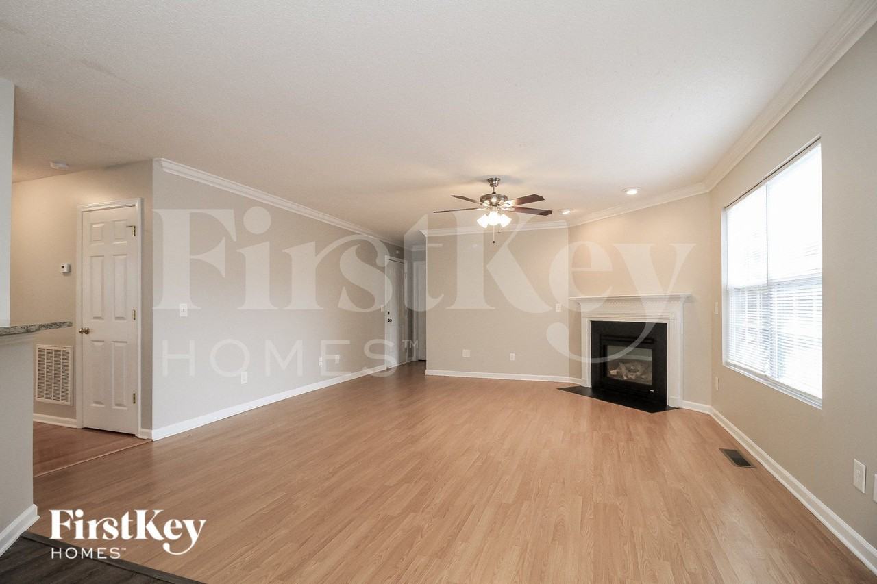 196 Huron Ct - Photo 3 of 15