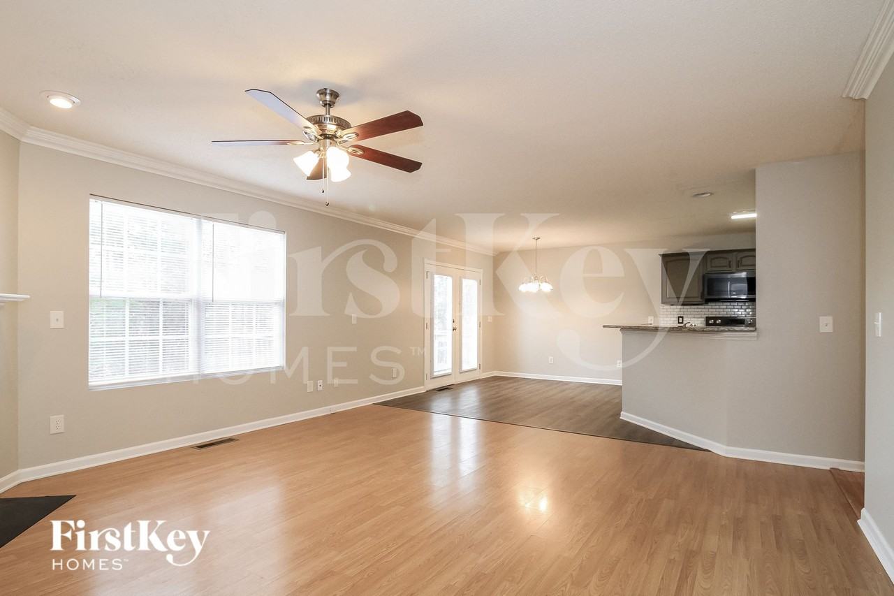 196 Huron Ct - Photo 4 of 15