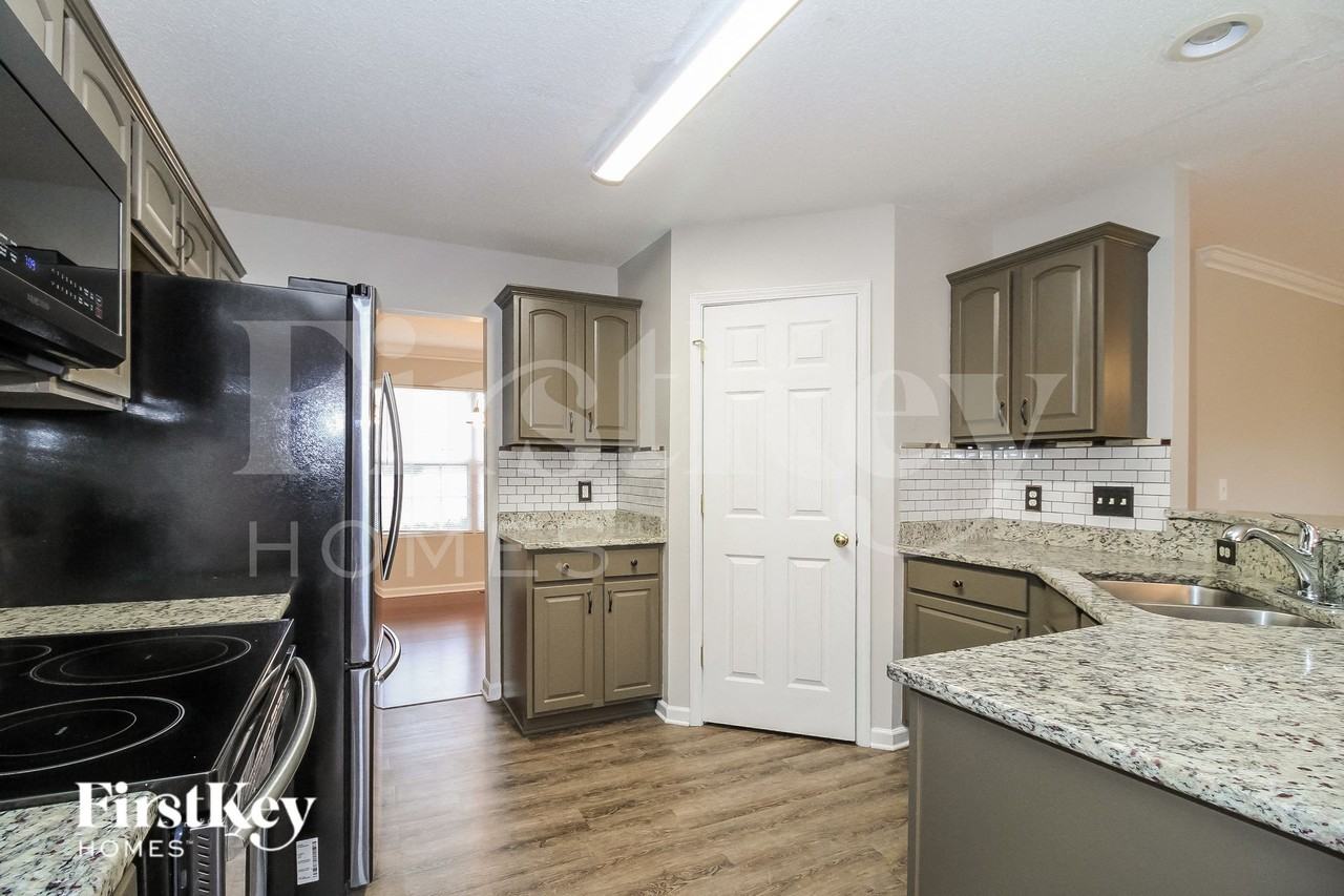 196 Huron Ct - Photo 6 of 15