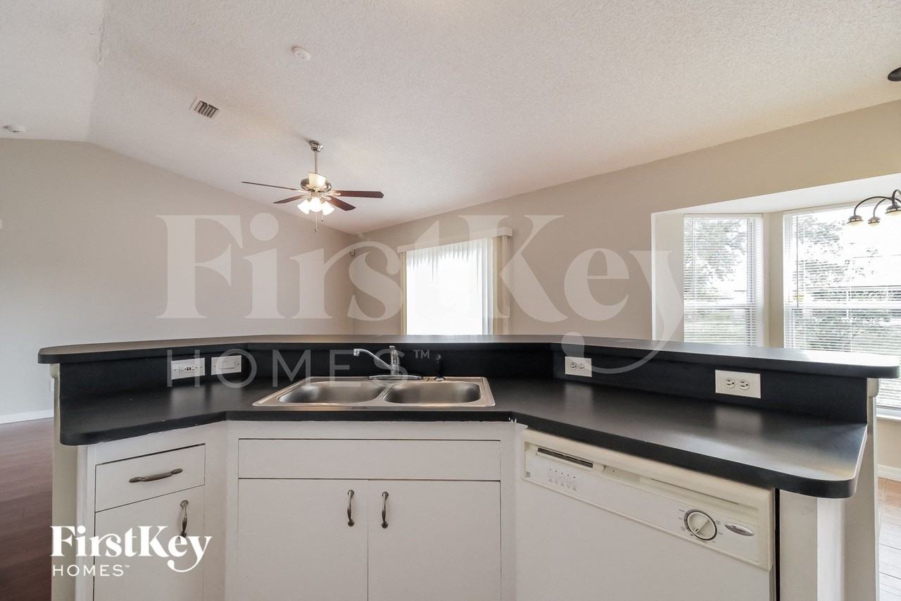 1674 Waltz St Se - Photo 5 of 15