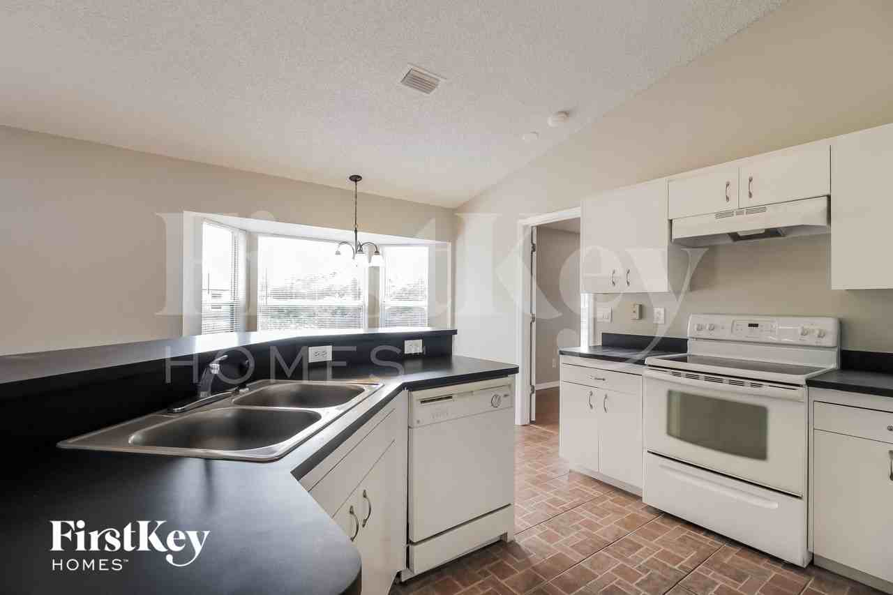 1674 Waltz St Se - Photo 6 of 15