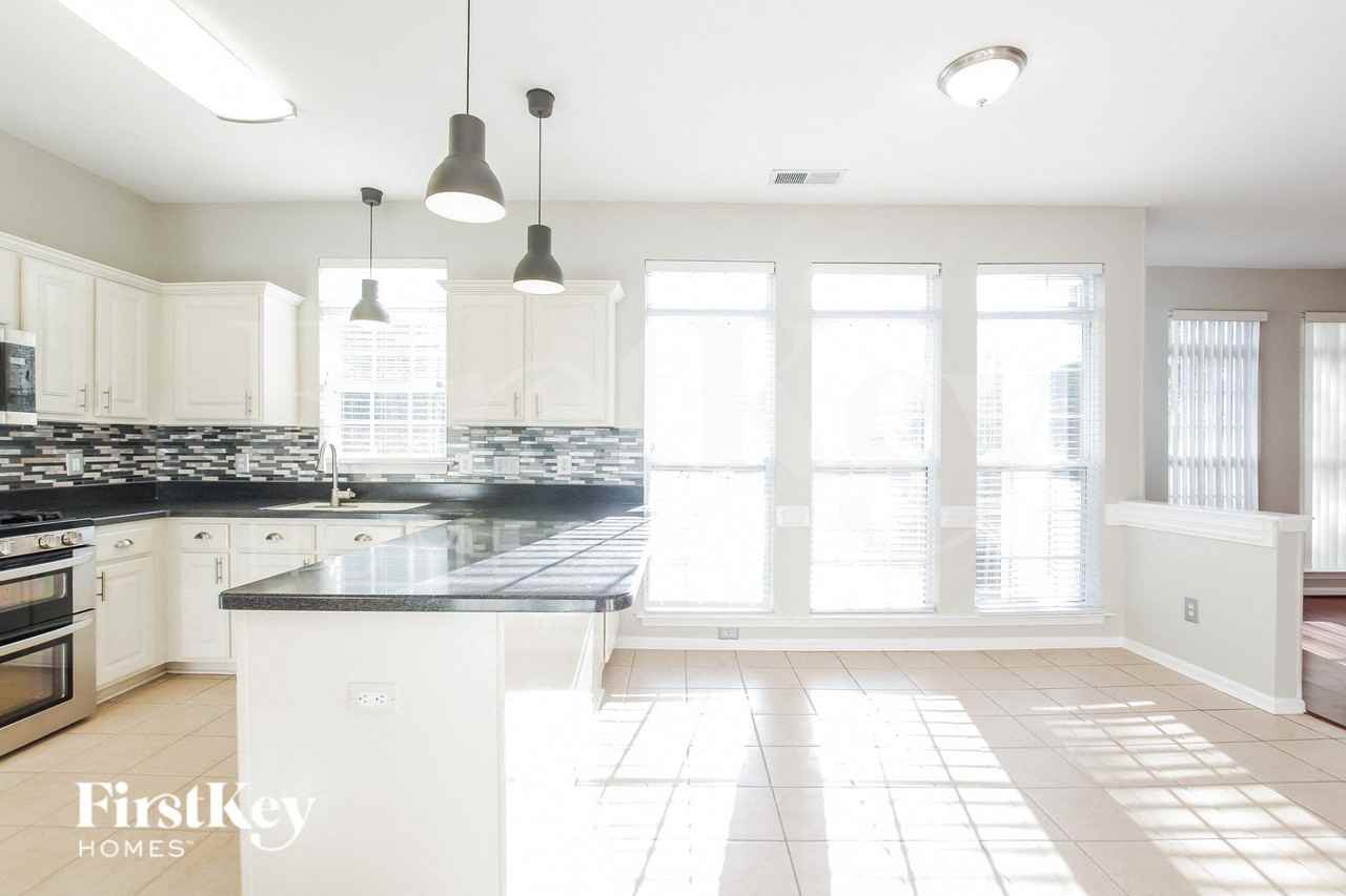 13811 Hatton Cross Dr - Photo 4 of 15