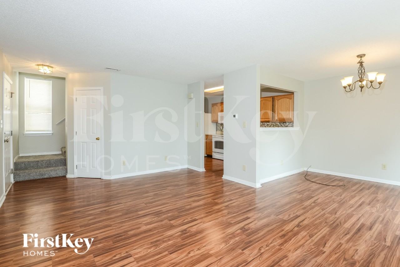 1319 Freemont Ln - Photo 3 of 16