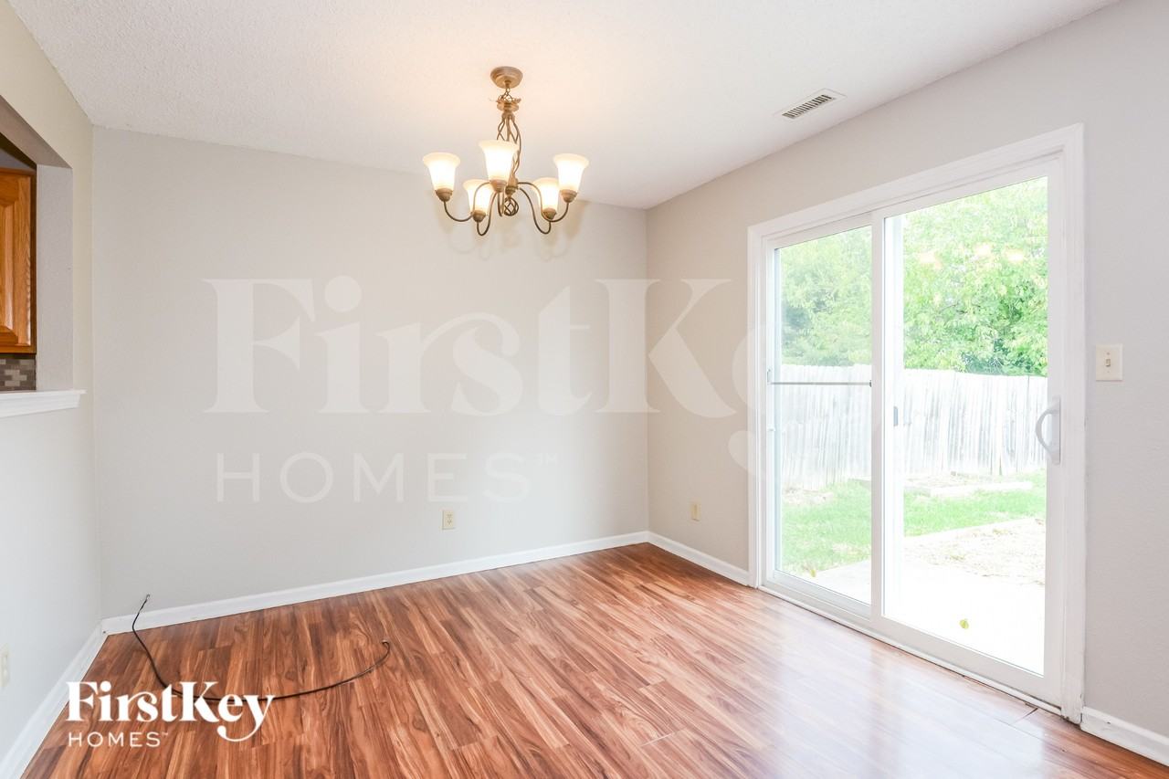 1319 Freemont Ln - Photo 4 of 16