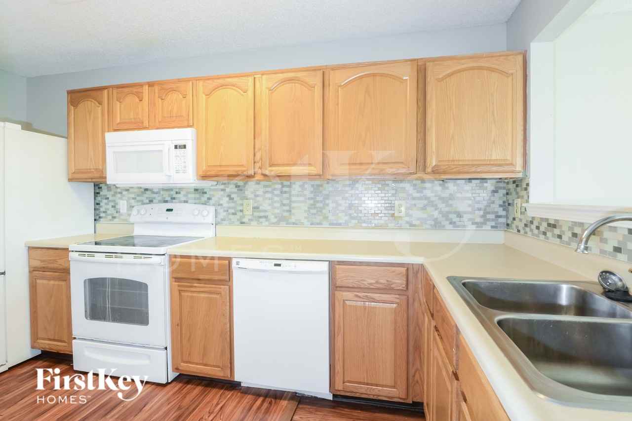 1319 Freemont Ln - Photo 5 of 16