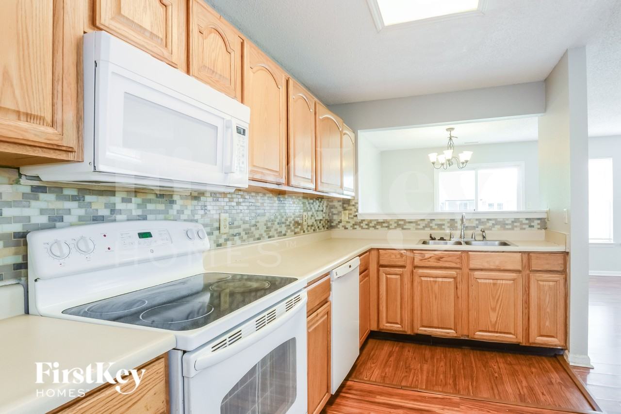 1319 Freemont Ln - Photo 6 of 16