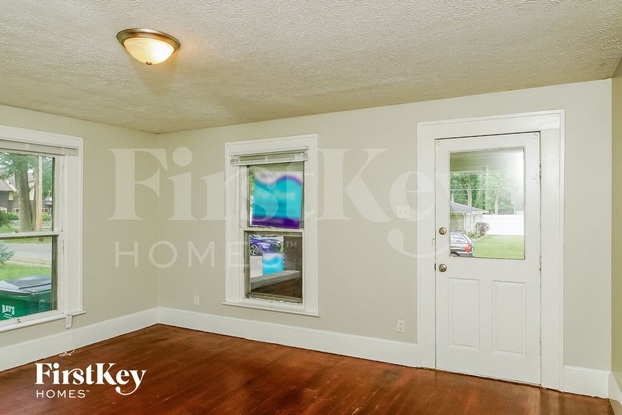 109 Franklin St - Photo 2 of 15