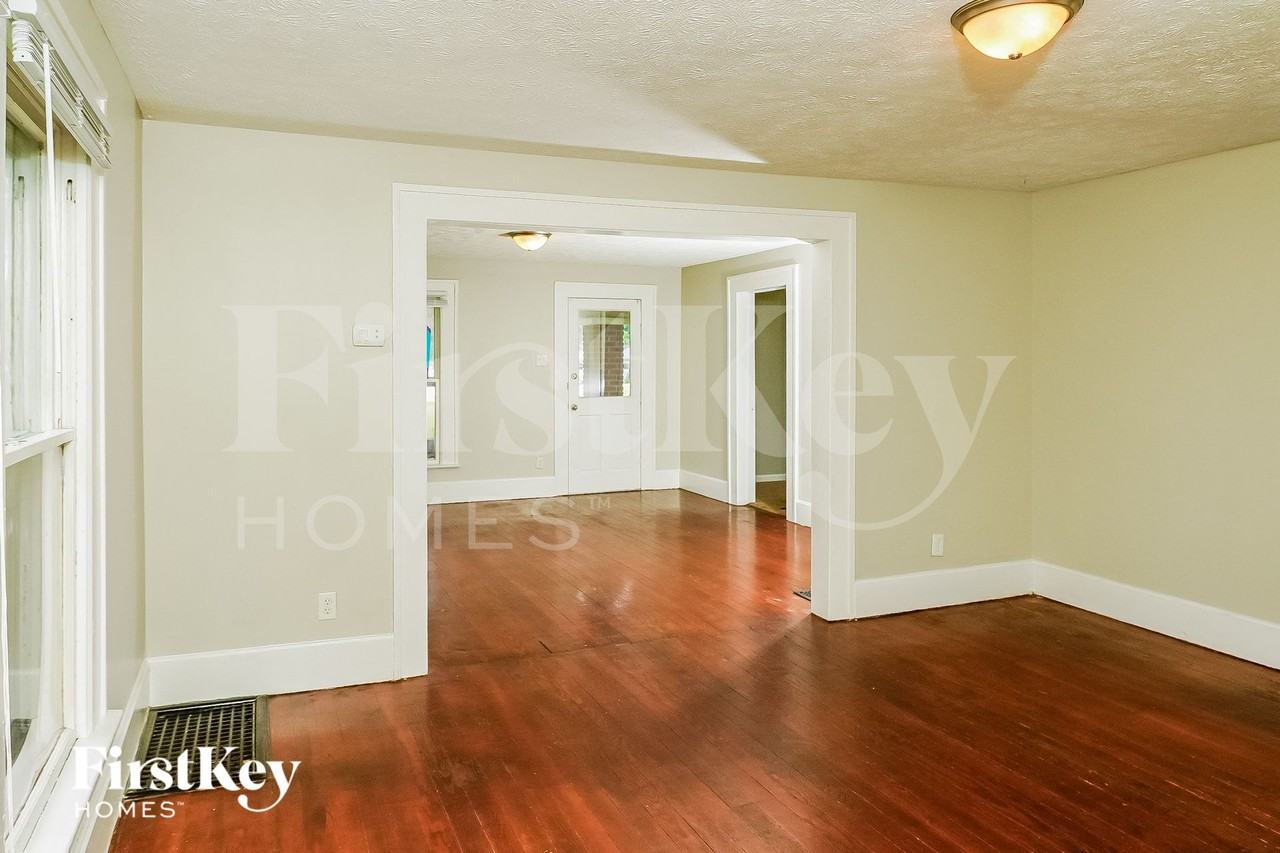 109 Franklin St - Photo 3 of 15