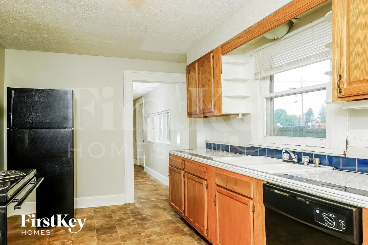 109 Franklin St - Photo 4 of 15