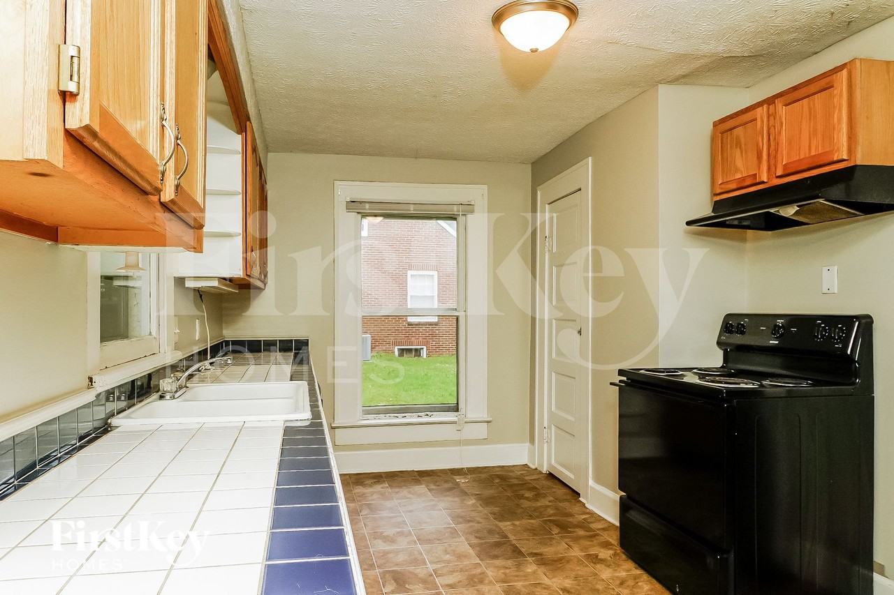 109 Franklin St - Photo 5 of 15