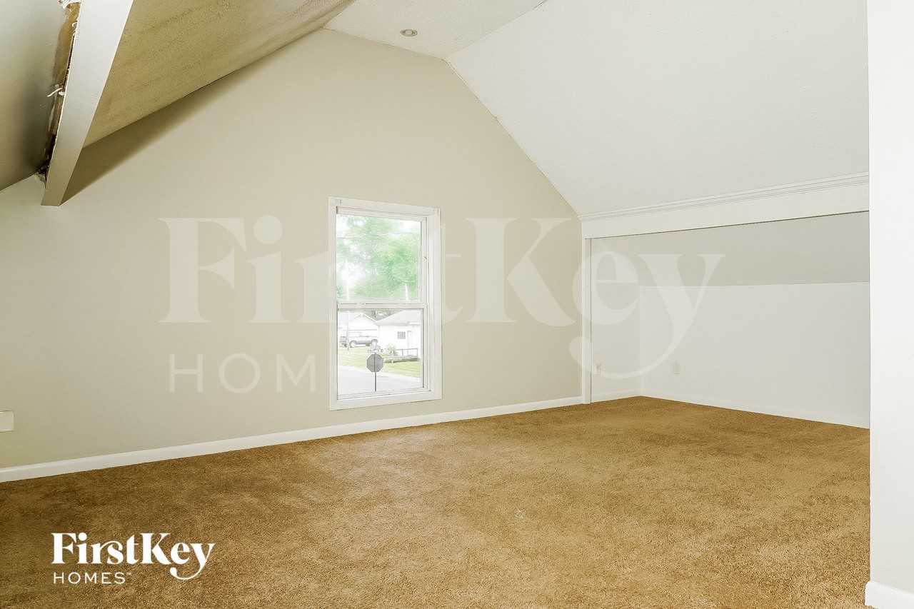 109 Franklin St - Photo 7 of 15