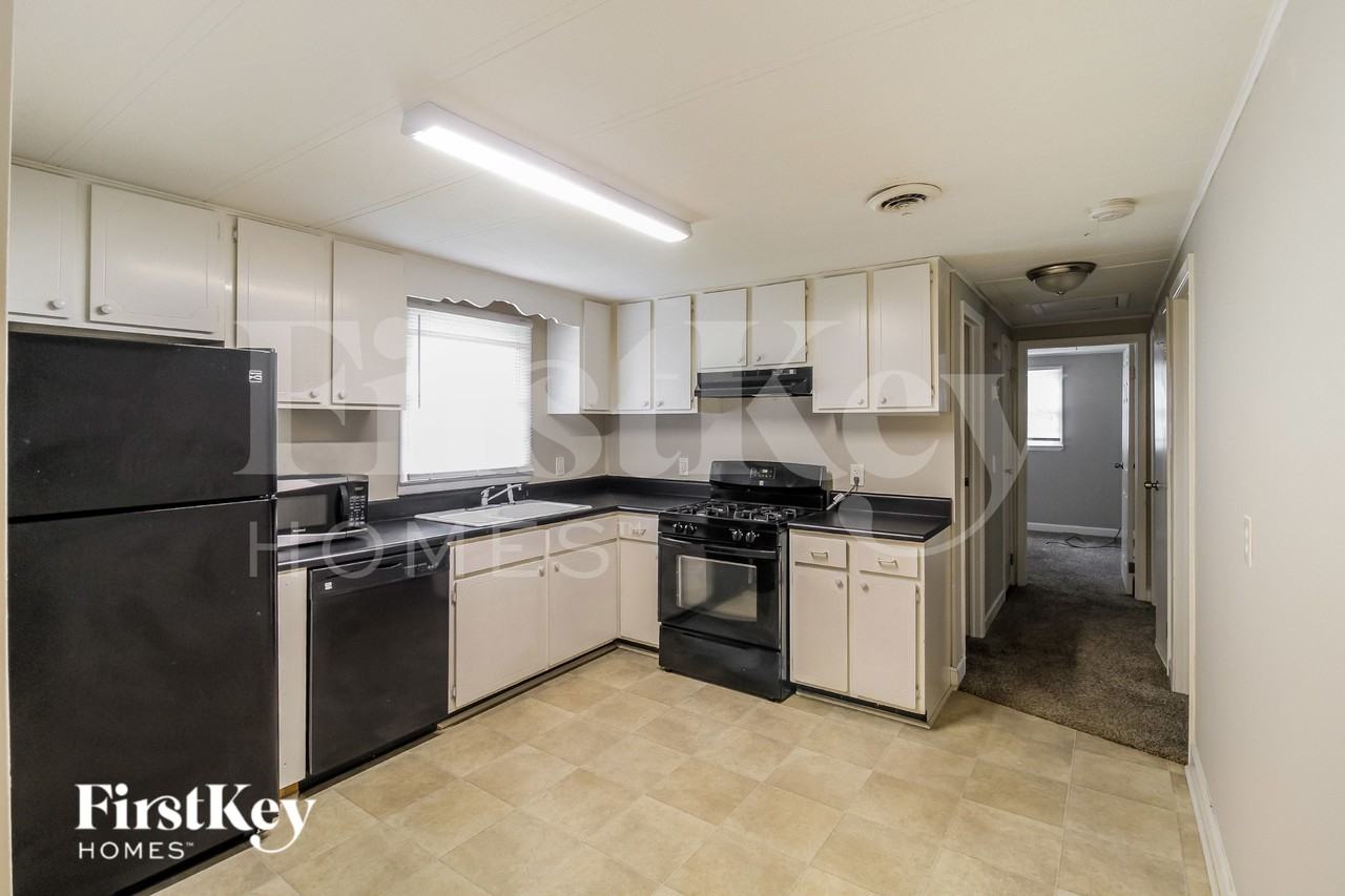 1052 Adrian Cir Sw - Photo 7 of 16