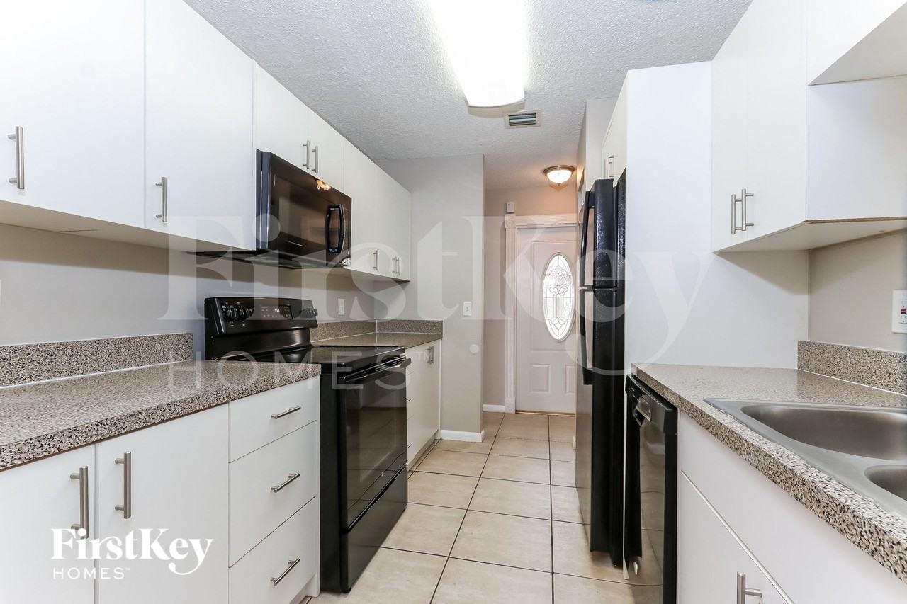 10404 Oliver Ln - Photo 7 of 15