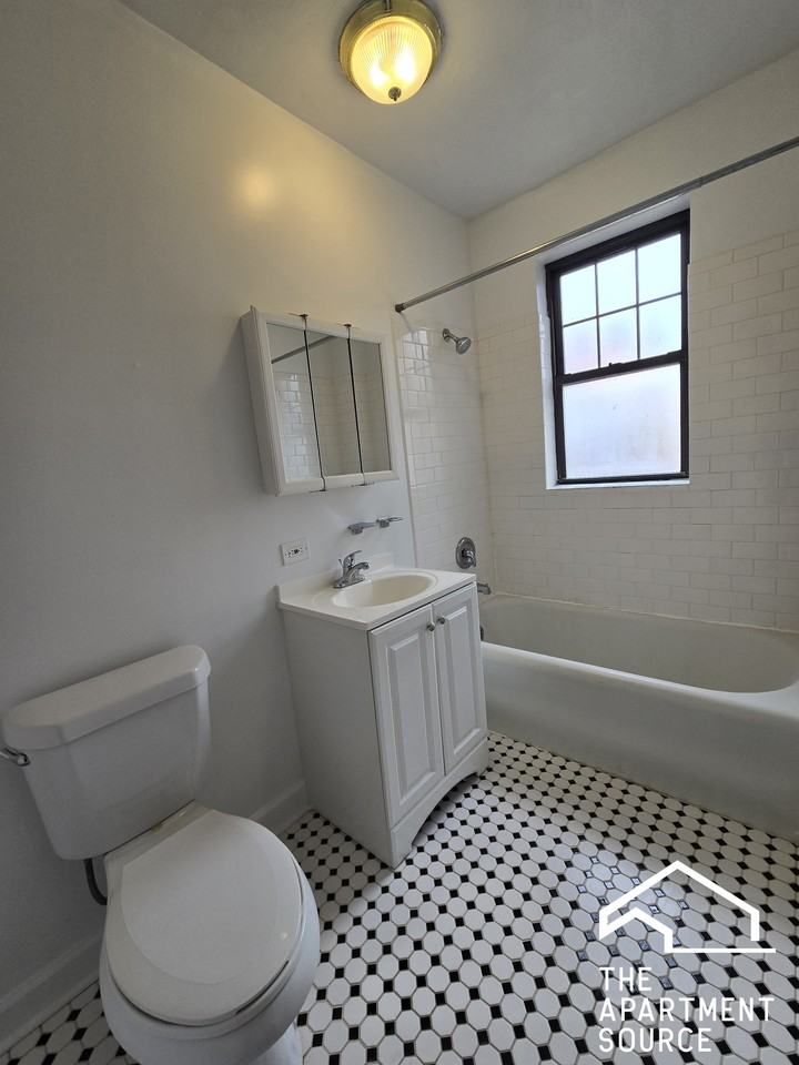 929 Forest Ave #2W - Photo 4 of 10