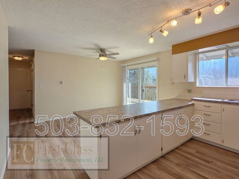 298 Sw Wallula Ave - Photo 7 of 29