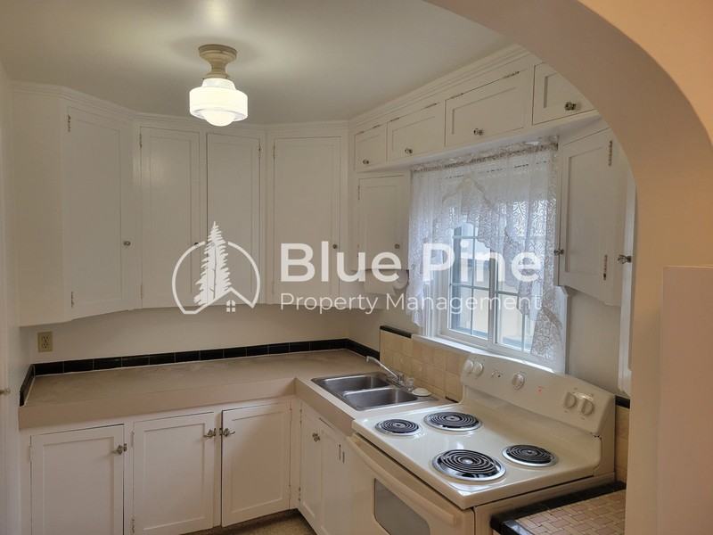 302 12th St #2 - Photo 3 of 6