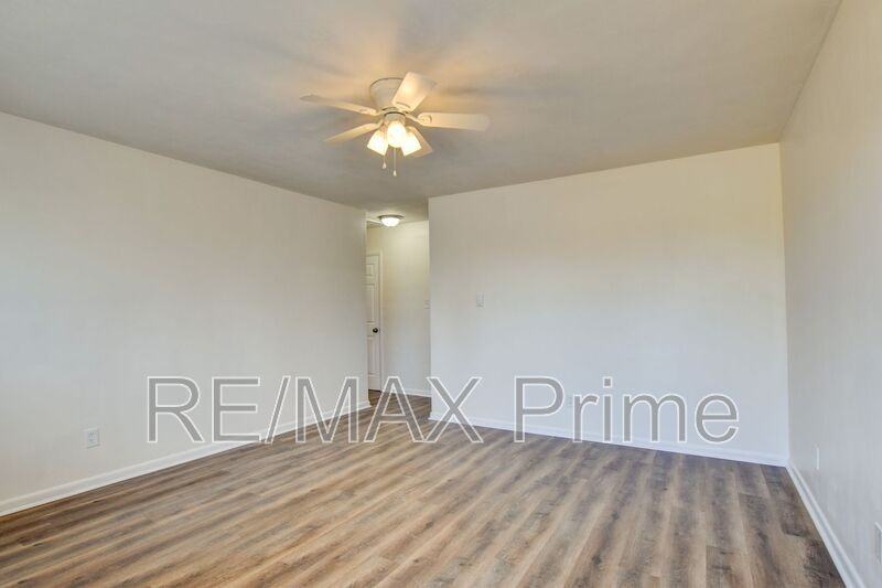 936 Schumann Dr - Photo 3 of 32