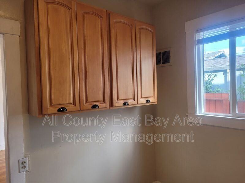 489 55th St #2 - Photo 4 of 11