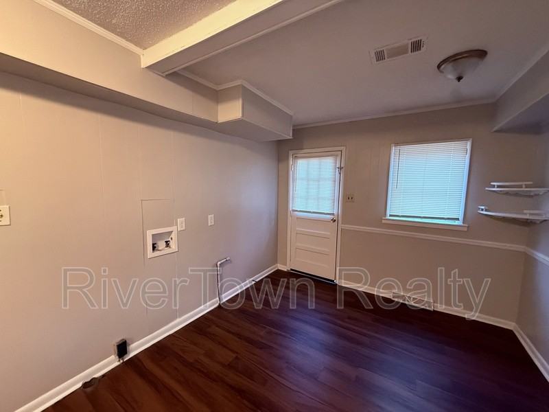 1454 Delano Ave - Photo 5 of 17