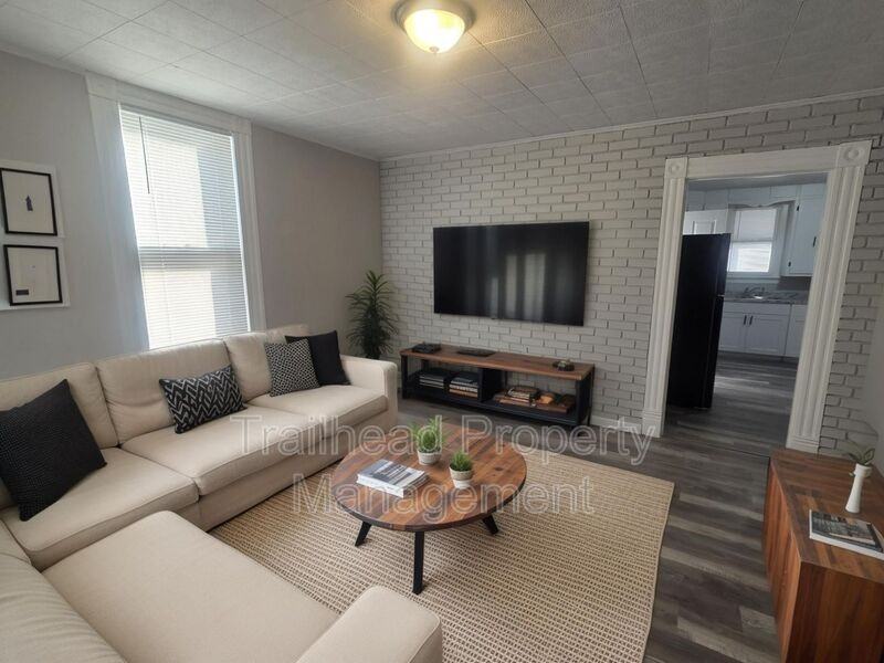 1024 Roosevelt Ave - Photo 2 of 19