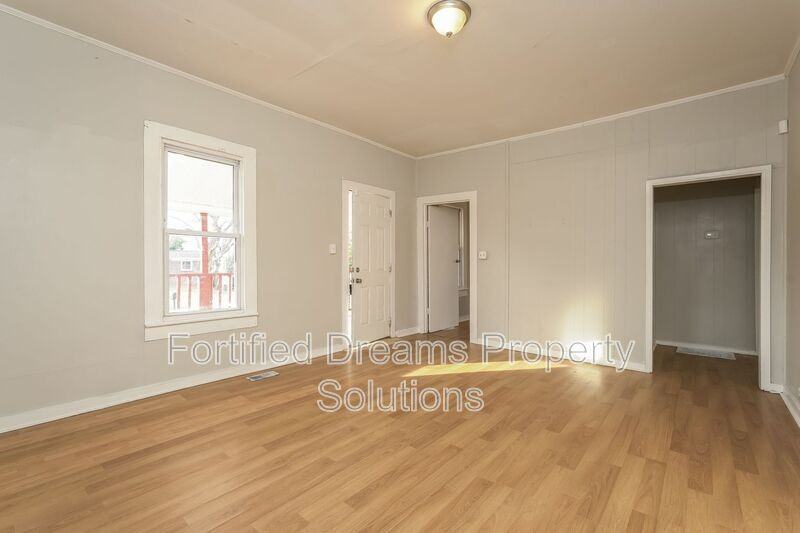 2001 Row St - Photo 6 of 15