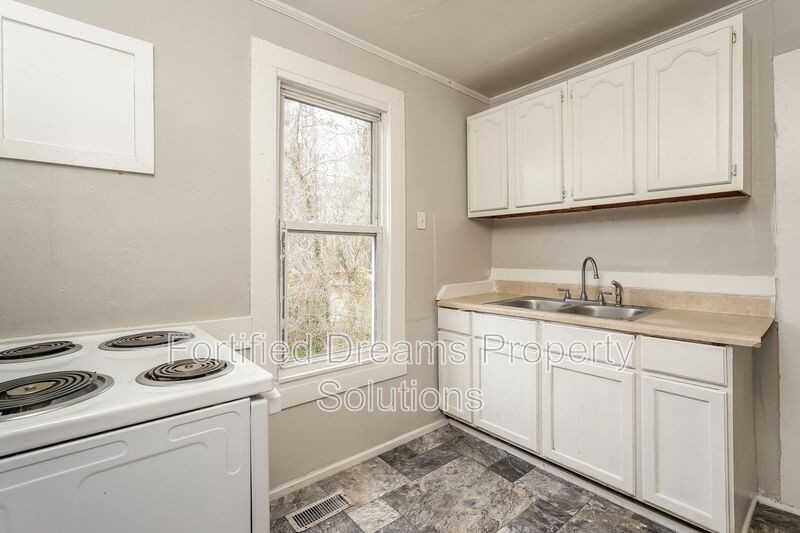 2001 Row St - Photo 7 of 15