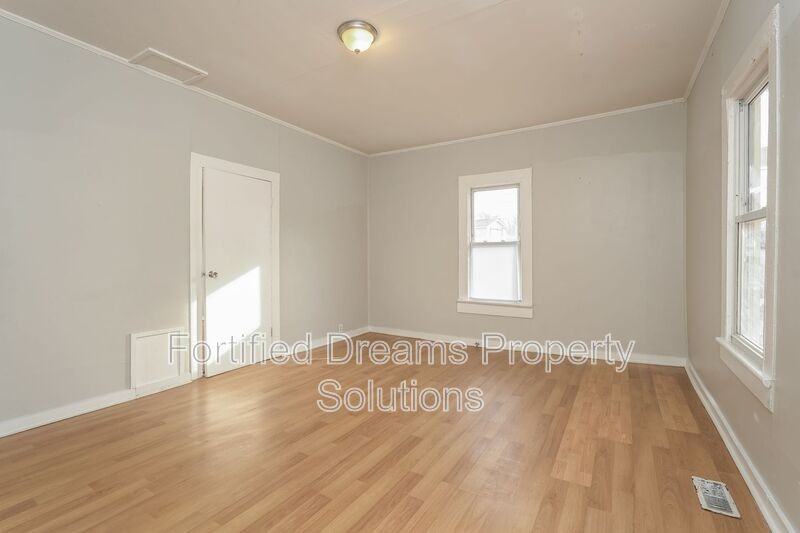 2001 Row St - Photo 3 of 14