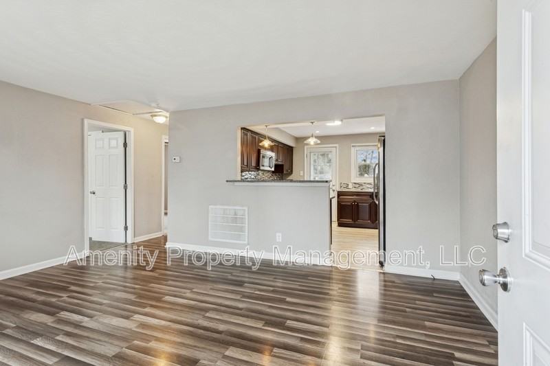 511 Henderson St - Photo 4 of 27