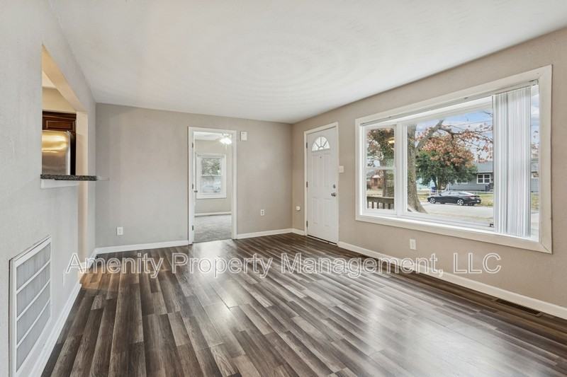 511 Henderson St - Photo 6 of 27