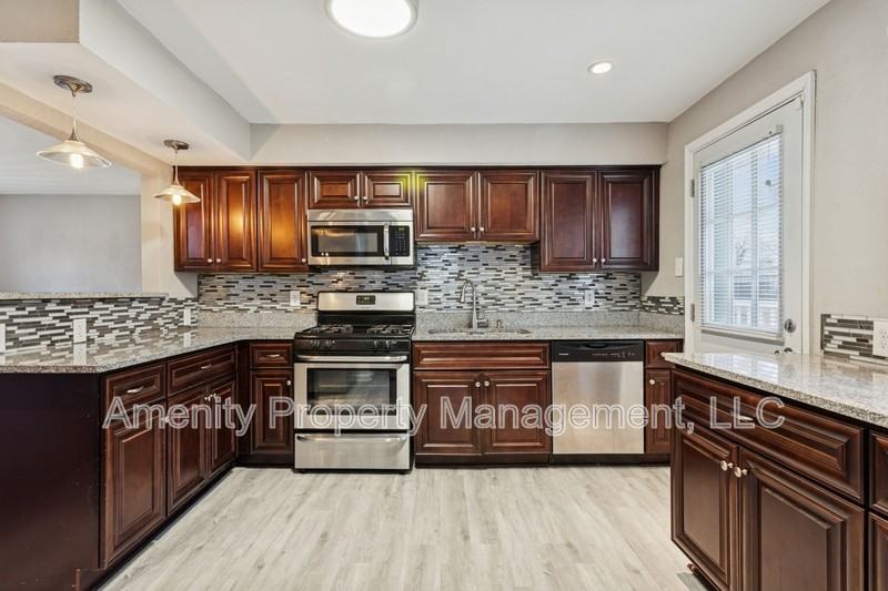 511 Henderson St - Photo 7 of 27