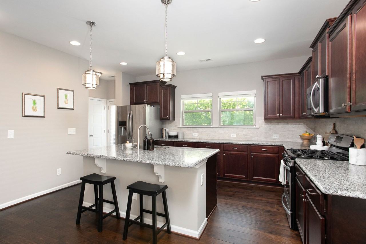 1135 Metropolitan Dr - Photo 5 of 20