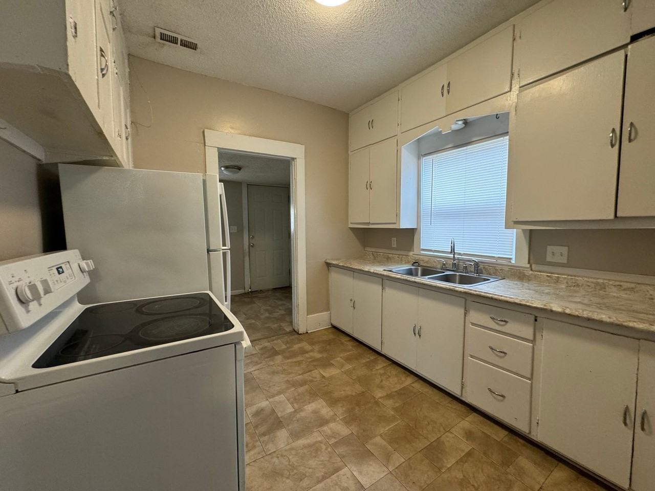 1511 S Hydraulic St - Photo 3 of 9