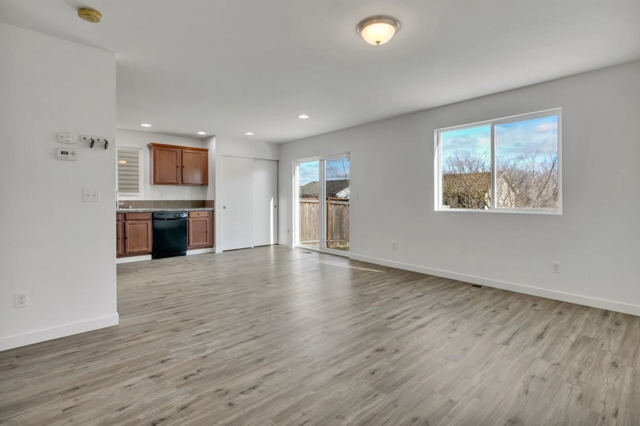 9829 28th Ave Se - Photo 4 of 23