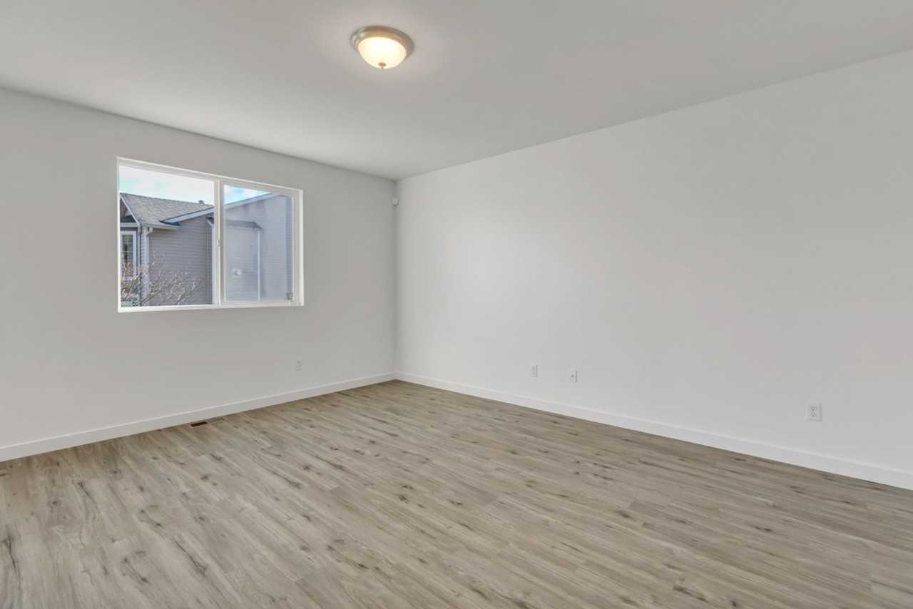 9829 28th Ave Se - Photo 6 of 23