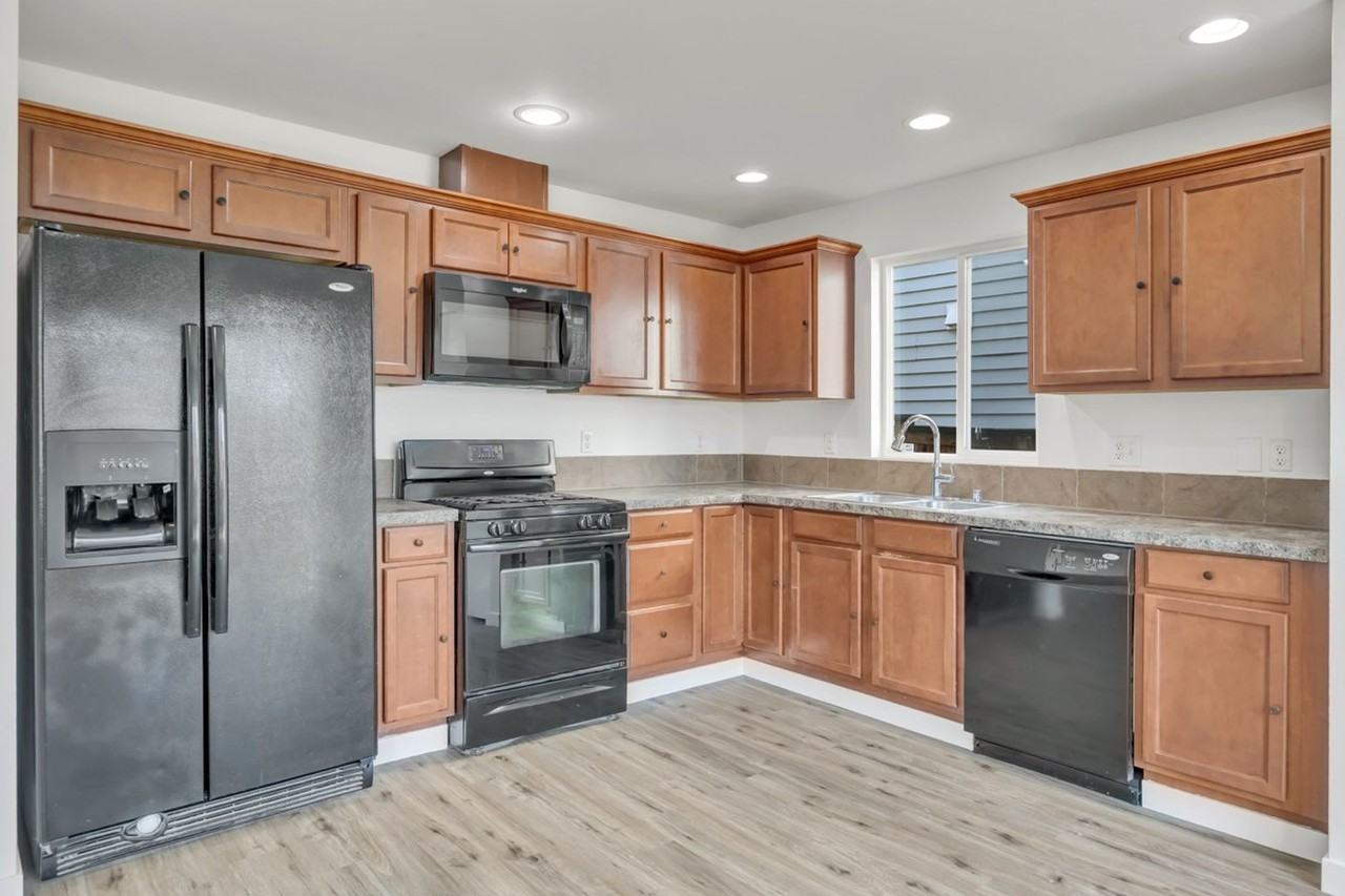 9829 28th Ave Se - Photo 7 of 23