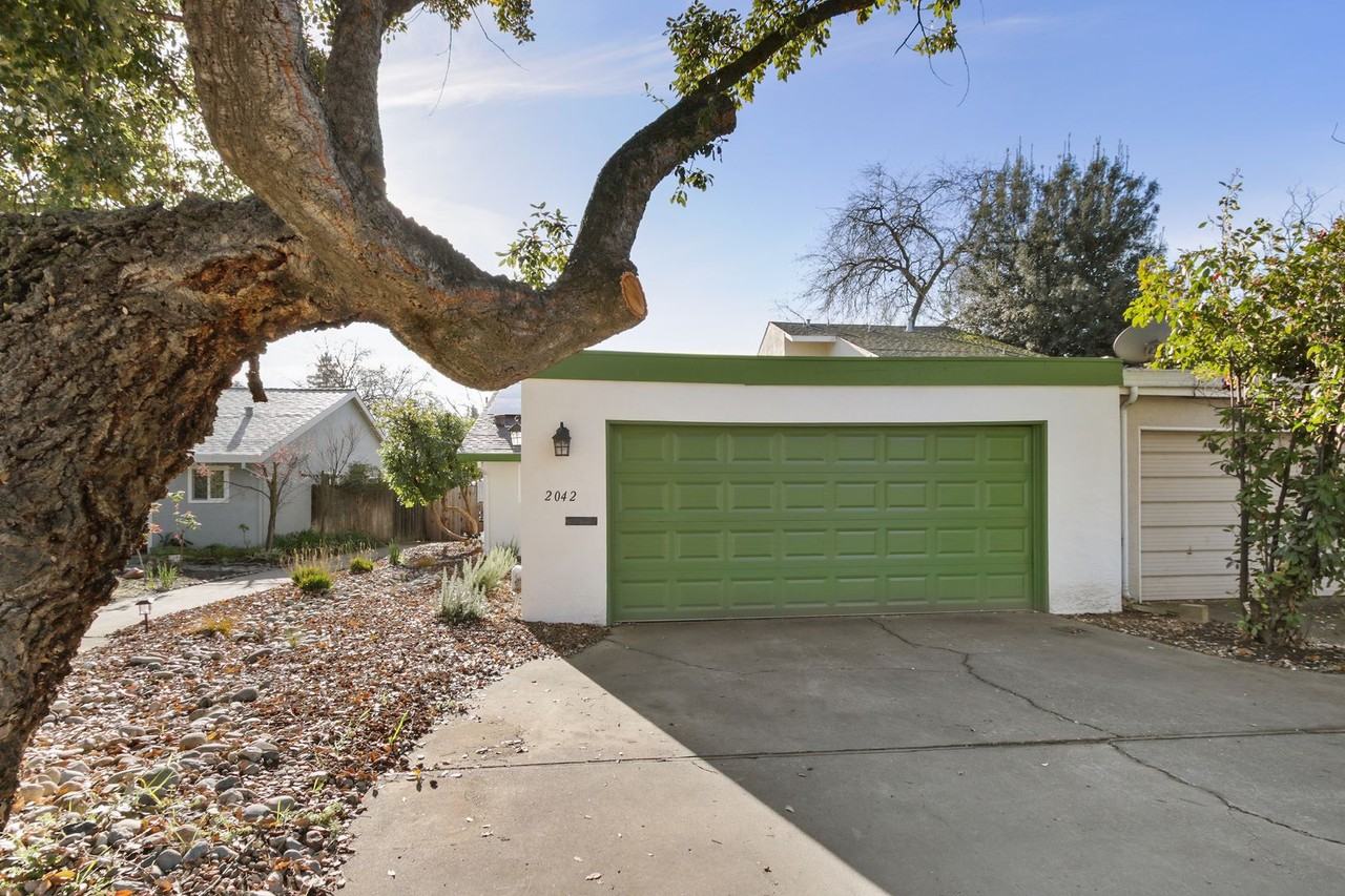 2042 E 8th St - Photo 4 of 35