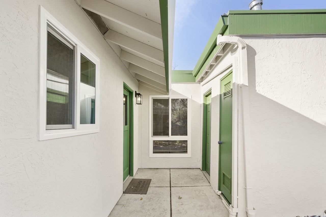 2042 E 8th St - Photo 6 of 35