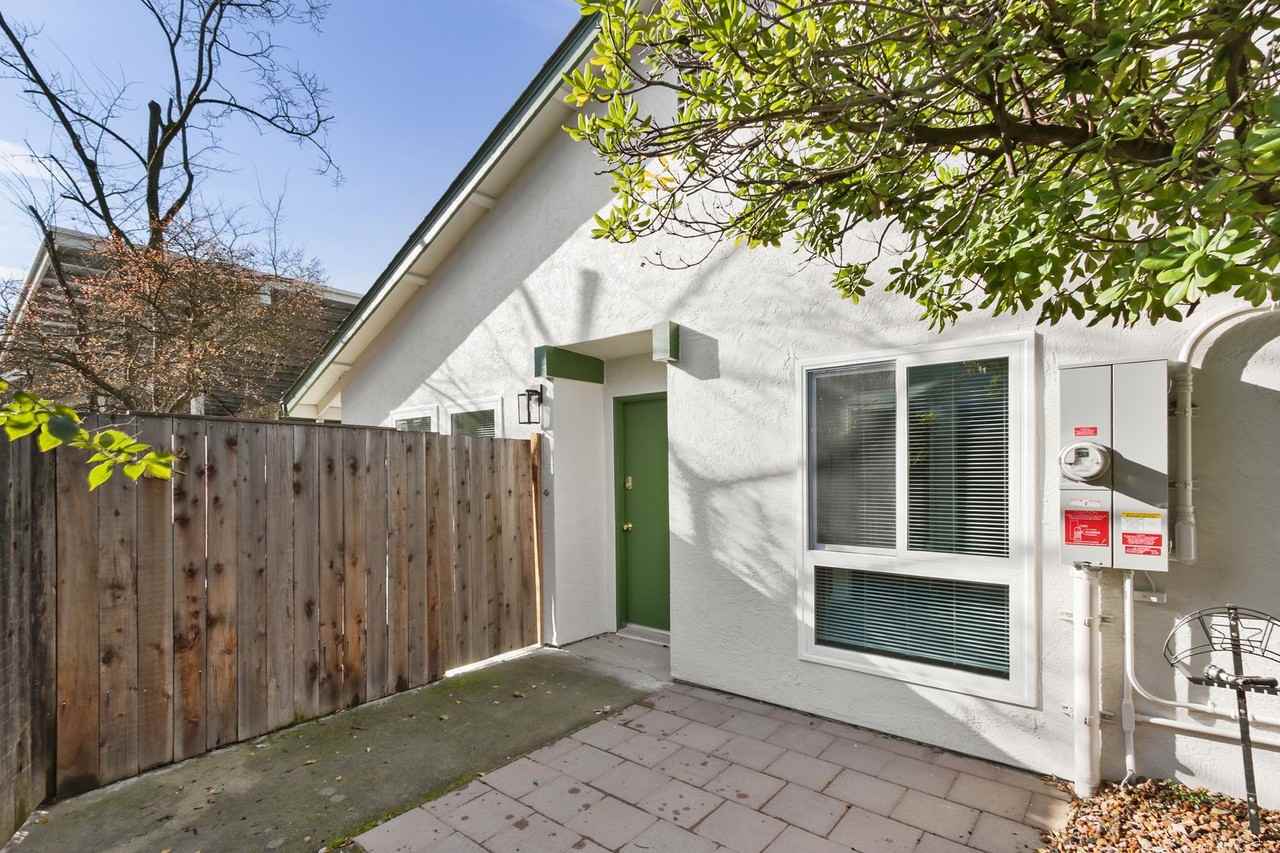 2042 E 8th St - Photo 7 of 35