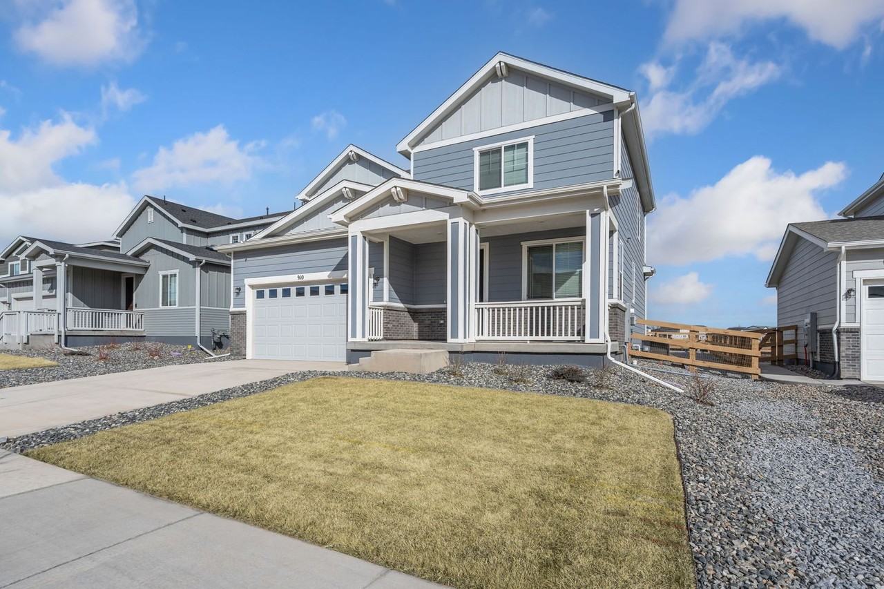 910 Hummocky Way - Photo 2 of 28