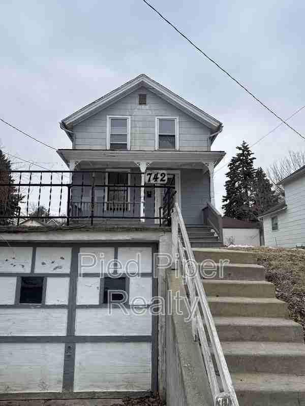 742 W Homer St