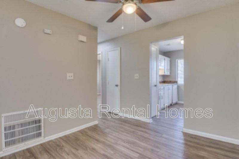 2814 Thomas Ln Apt A - Photo 7 of 21