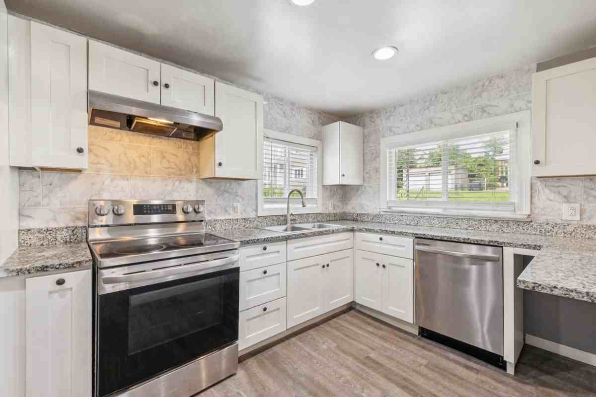 2318 Eccles St - Photo 5 of 20