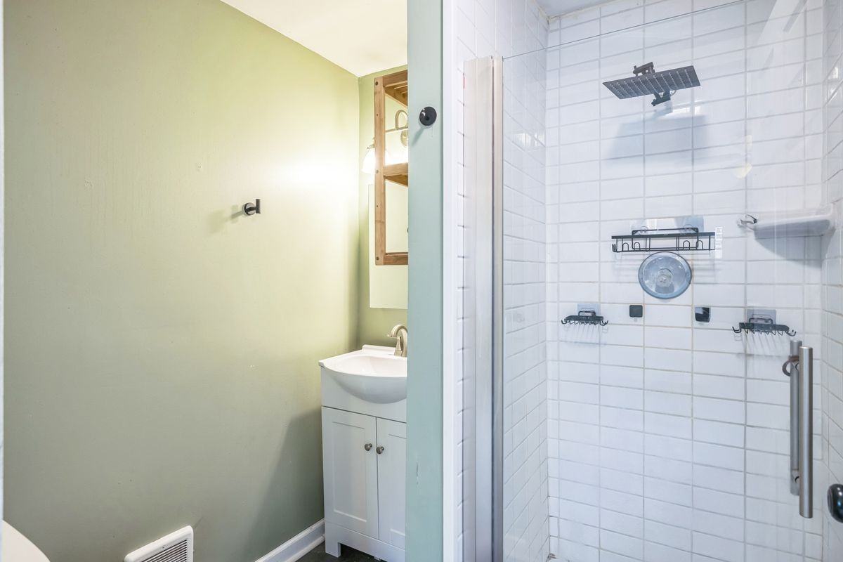 2318 Eccles St - Photo 7 of 20