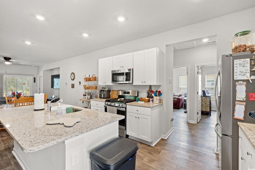 262 Saddle St - Photo 3 of 14