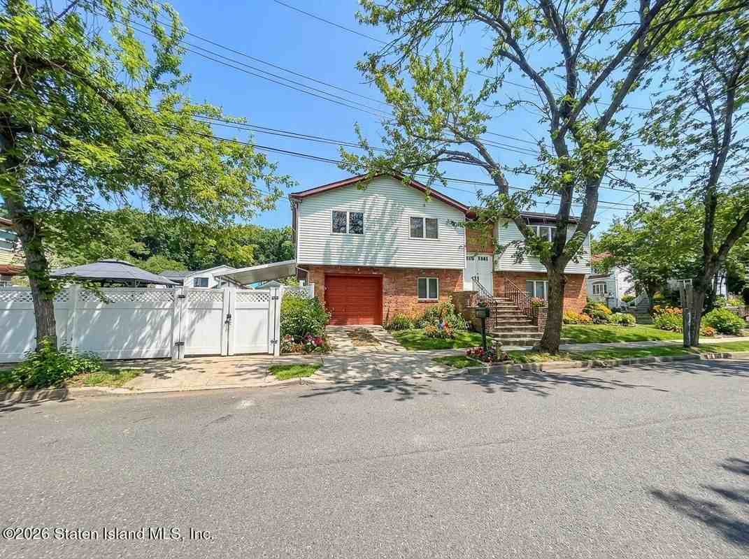 160 Lipsett Ave - Photo 2 of 20