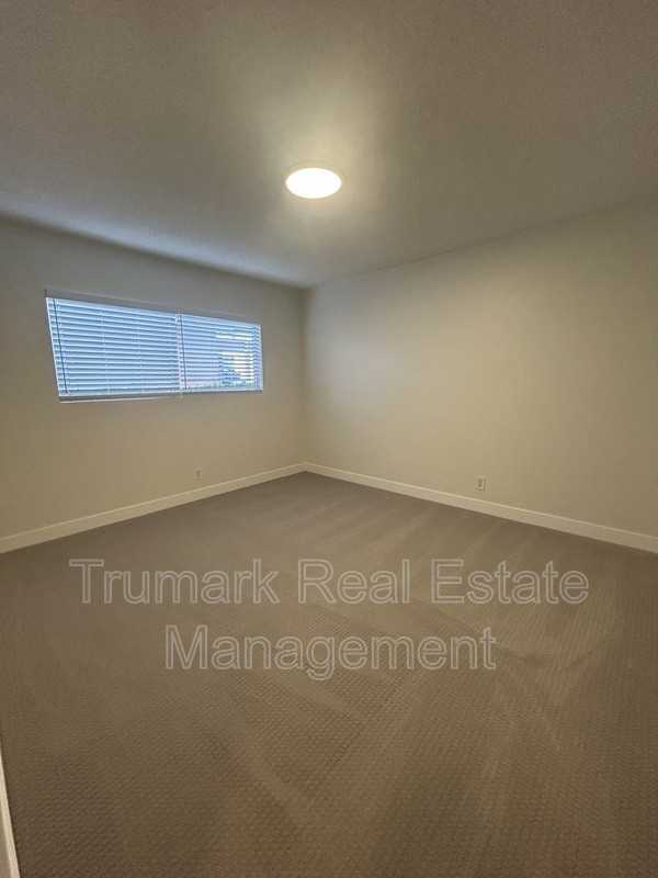 1104 E Wilson Ave #4 - Photo 5 of 11