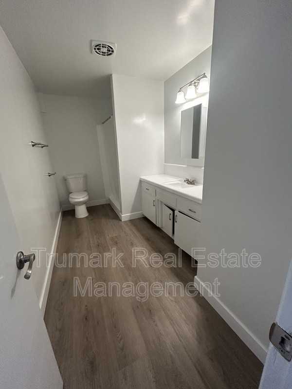 1104 E Wilson Ave #4 - Photo 7 of 11