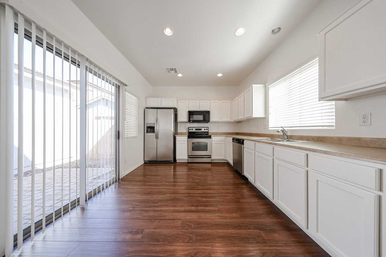 4714 E Laurel Ave - Photo 3 of 33